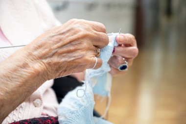 Hobi olarak el işi kursunda örgü ören yaşlı bir kadın ya da huzurevinde mesleki terapi. Yüksek kalite fotoğraf