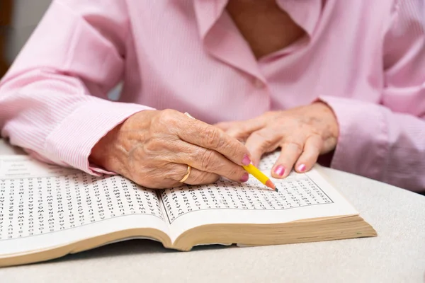 Ruce Seniorů Kteří Společně Řeší Test Hledání Slov Pečovatelském Domě — Stock fotografie