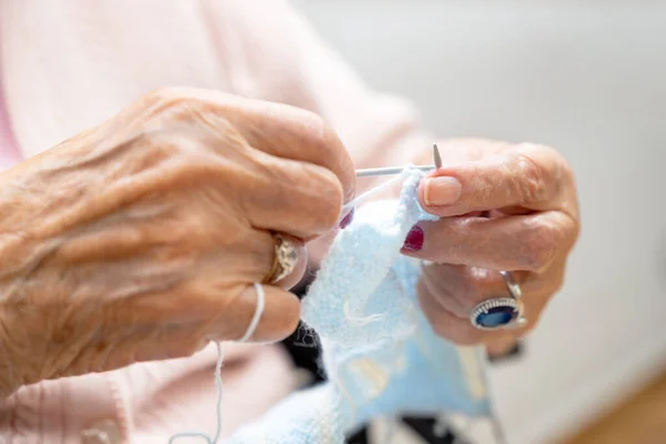 Mulher Idosa Crochê Curso Artesanato Como Hobby Terapia Ocupacional Casa — Fotografia de Stock