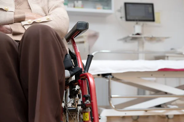 Ανώτερη Ασθενής Αναπηρική Καρέκλα Στην Κλινική Φυσιοθεραπείας Αποκατάστασης Στο Ιατρείο Royalty Free Φωτογραφίες Αρχείου