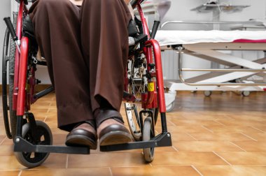 Rehabilitasyon fizyoterapi kliniğinde ya da doktor muayenehanesinde tekerlekli sandalyedeki son sınıf kadın hasta, tanınmayan yaşlı kadın. Yüksek kalite fotoğraf. Yüksek kalite fotoğraf