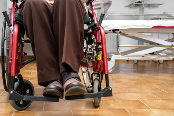 Paciente Idosa Cadeira Rodas Clínica Fisioterapia Reabilitação Consultório Médico Mulher — Fotografia de Stock
