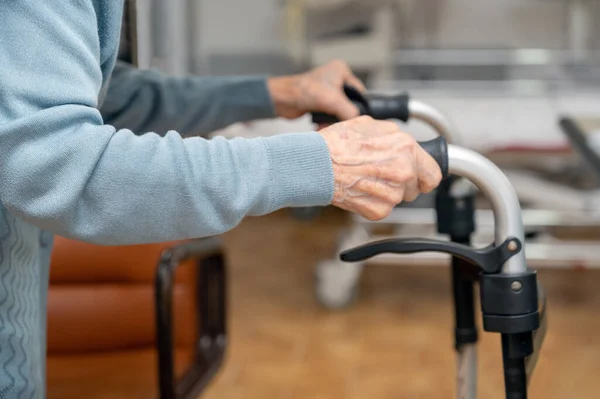 Oudere Patiënt Opvouwbare Looprek Recuperatie Voor Ouderen Senioren Zorg Verpleeghuis Rechtenvrije Stockafbeeldingen