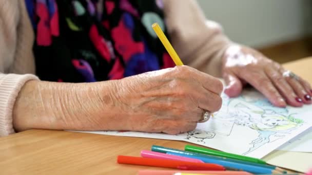 Mujer Anciana Pintando Color Dibujo Hobby Asilo Imágenes Alta Calidad — Vídeos de Stock