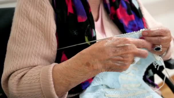 Ältere Frauen Häkeln Einem Bastelkurs Als Hobby Oder Ergotherapie Pflegeheim — Stockvideo