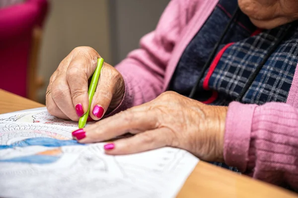 Oudere Vrouw Die Kleur Schildert Haar Tekening Hobby Het Verpleeghuis Stockafbeelding