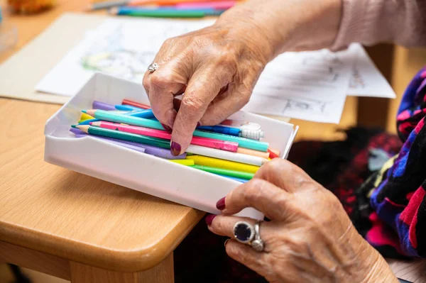 Oudere Vrouw Die Kleur Schildert Haar Tekening Hobby Het Verpleeghuis Stockfoto