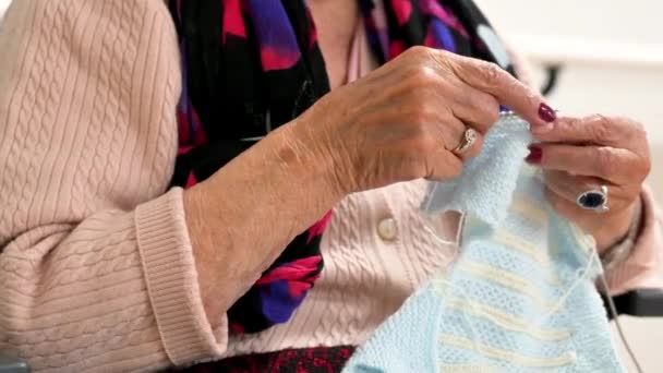Elderly Woman Crocheting Handicraft Course Hobby Occupational Therapy Nursing Home — Stock Video