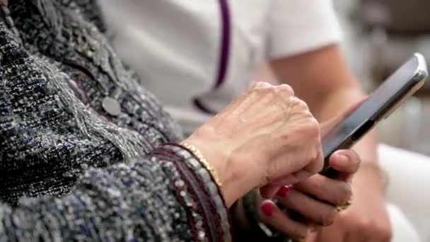 Enfermera Enseñando Las Mujeres Mayores Cómo Usar Teléfono Móvil Abuela — Vídeo de stock