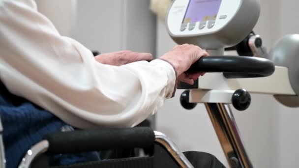 Una Donna Anziana Irriconoscibile Esercizi Pedale Dalla Sedia Rotelle Ospedale — Video Stock