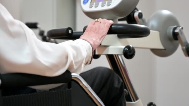 Nerozpoznatelná Starší Žena Dělá Pedálová Cvičení Invalidního Vozíku Nemocnici Kvalitní — Stock video