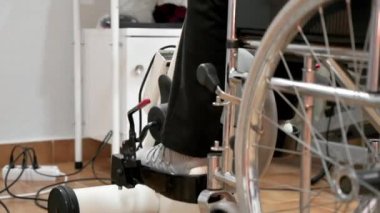 Tanınmayan yaşlı bir kadın hastanede tekerlekli sandalyeden pedal egzersizi yapıyor. Yüksek kalite fotoğraf.