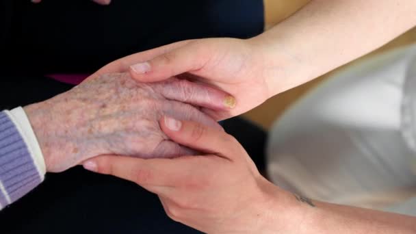 Nahaufnahme Seniorin Hand Hand Mit Ihrer Betreuerin Helfende Hände Zusammenhalten — Stockvideo