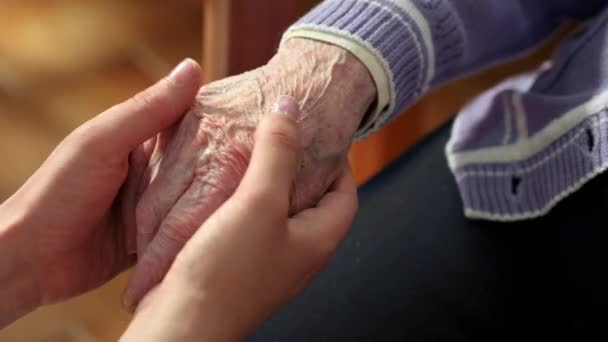 Helfende Hände Altenpflege Hochwertiges Filmmaterial — Stockvideo