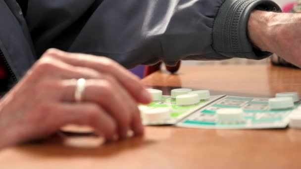 Nahaufnahme Eines Älteren Mannes Der Pflegeheim Bingo Spielt Freizeit Unterstützung — Stockvideo