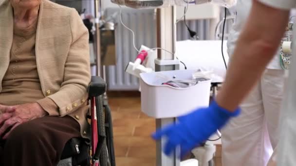 Femme Âgée Fauteuil Roulant Hôpital Cabinet Médecin Femme Âgée Méconnaissable — Video