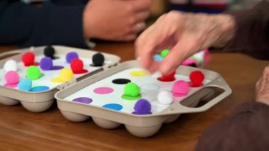 Rehabilitasyon merkezi. Kıdemli hasta üzerinde beyin terapisi bilişsel psikolojik testi. Alzheimer hastalığı ve bunama önleme konsepti. Adaptasyon becerileri iyileştirme. Yüksek kalite 4k görüntü.