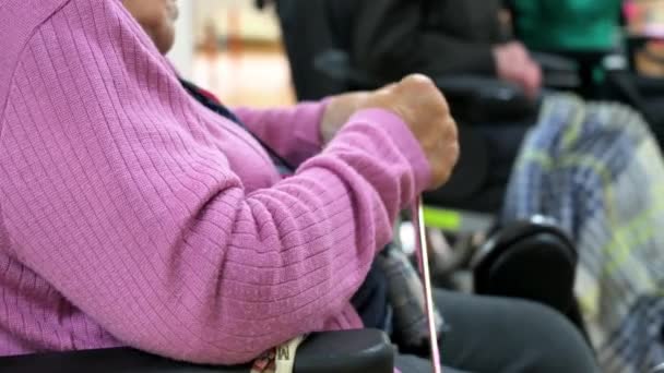 Starsza Kobieta Szydełkująca Kursie Rękodzieła Jako Hobby Lub Terapia Zajęciowa — Wideo stockowe