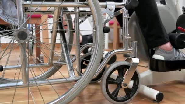 Неузнаваемая Пожилая Женщина Делает Упражнения Педали Инвалидного Кресла Больнице Высокое — стоковое видео