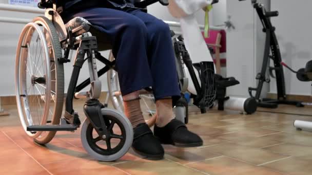 Starší Žena Invalidním Vozíku Rehabilitační Fyzioterapeutické Kliniky Nebo Ordinace Lékaře — Stock video