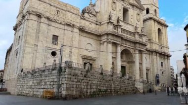 İspanya 'nın Valladolid şehrinin Katedrali. Şehir merkezinde yer almaktadır ve şehrin turistik merkezlerinden biridir. Yüksek kalite 4k görüntü