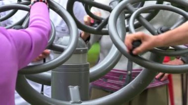 Son sınıflar spor salonunda egzersiz yapıyor. Yüksek kalite 4k video