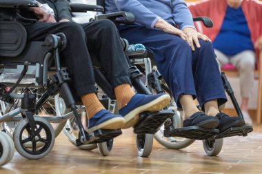 Huzurevinde tekerlekli sandalyedeki yaşlı hastalar. Yüksek kalite fotoğraf
