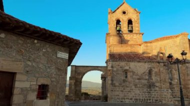 San Vicente Martir Kilisesi ve San Sebastian alacakaranlıkta, Frias, Burgos, İspanya 'da. Yüksek kalite 4k görüntü