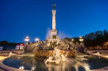 Place des Quinconces ve Girondins çeşme anıtı gece, Bordeaux, Aquitaine, Fransa. Yüksek kalite fotoğraf