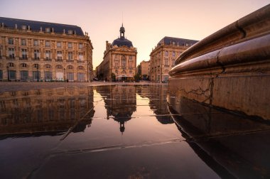 Place de la Bourse 'un Bordeaux, Fransa' da gün batımında manzarası. Yüksek kaliteli fotoğrafçılık.