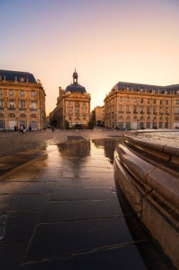 Place de la Bourse 'un Bordeaux, Fransa' da gün batımında manzarası. Yüksek kaliteli fotoğrafçılık.
