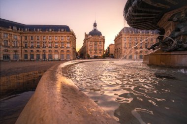 Place de la Bourse 'un Bordeaux, Fransa' da gün batımında manzarası. Yüksek kaliteli fotoğrafçılık.