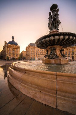 Place de la Bourse 'un Bordeaux, Fransa' da gün batımında manzarası. Yüksek kaliteli fotoğrafçılık.