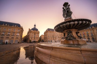 Place de la Bourse 'un Bordeaux, Fransa' da gün batımında manzarası. Yüksek kaliteli fotoğrafçılık.