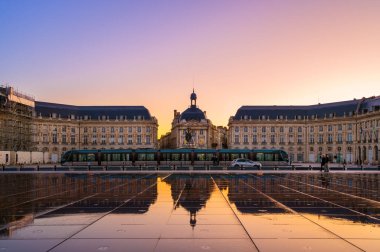 Place de la Bourse 'un Bordeaux, Fransa' da gün batımında manzarası. Yüksek kaliteli fotoğrafçılık.