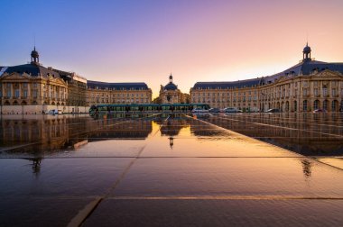 Place de la Bourse 'un Bordeaux, Fransa' da gün batımında manzarası. Yüksek kaliteli fotoğrafçılık.