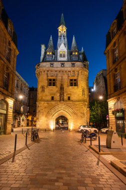 Porte Cailhau ya da Porte du Palais 'in gece manzarası. Fransa 'nın Bordeaux şehrinin eski kapısı. Fransız şehrinin en önemli turistik merkezlerinden biri. Yüksek kaliteli fotoğrafçılık.