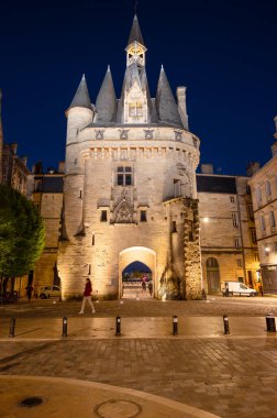 Porte Cailhau ya da Porte du Palais 'in gece manzarası. Fransa 'nın Bordeaux şehrinin eski kapısı. Fransız şehrinin en önemli turistik merkezlerinden biri. Yüksek kaliteli fotoğrafçılık.