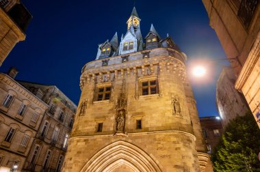 Porte Cailhau ya da Porte du Palais 'in gece manzarası. Fransa 'nın Bordeaux şehrinin eski kapısı. Fransız şehrinin en önemli turistik merkezlerinden biri. Yüksek kaliteli fotoğrafçılık.