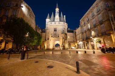 Porte Cailhau ya da Porte du Palais 'in gece manzarası. Fransa 'nın Bordeaux şehrinin eski kapısı. Fransız şehrinin en önemli turistik merkezlerinden biri. Yüksek kaliteli fotoğrafçılık.