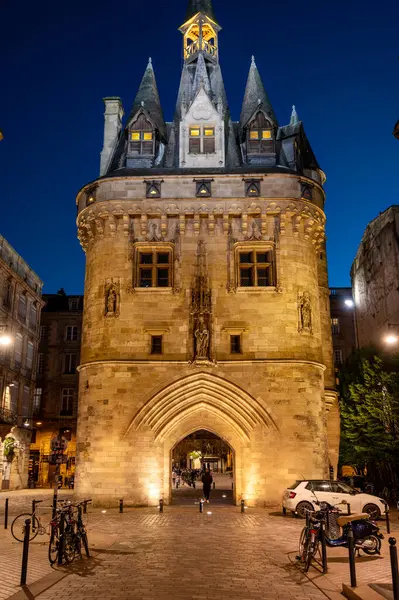 Porte Cailhau ya da Porte du Palais 'in gece manzarası. Fransa 'nın Bordeaux şehrinin eski kapısı. Fransız şehrinin en önemli turistik merkezlerinden biri. Yüksek kaliteli fotoğrafçılık.