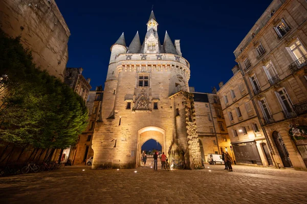 Porte Cailhau ya da Porte du Palais 'in gece manzarası. Fransa 'nın Bordeaux şehrinin eski kapısı. Fransız şehrinin en önemli turistik merkezlerinden biri. Yüksek kaliteli fotoğrafçılık.