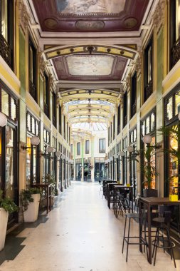 Valladolid, İspanya - 27 Kasım 2023: Eskiler geçidi, Pasaje Gutierrez, ticari galeri, 19. yüzyılın sonunda inşa edildi. Yüksek kaliteli fotoğrafçılık