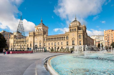 Valladolid, İspanya - 13 Aralık 2023. Süvari Akademisi ve Valladolid 'in Paseo Zorrilla' sındaki şehrin mektupları. Yüksek kaliteli fotoğrafçılık