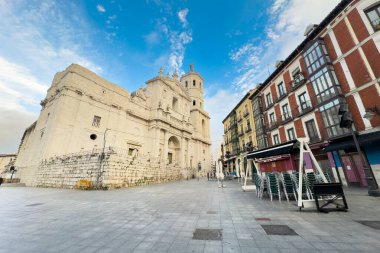Valladolid, İspanya - 27 Kasım 2023: Valladolid, İspanya Katedrali. Şehir merkezinde yer almaktadır ve şehrin turistik merkezlerinden biridir. Yüksek kaliteli fotoğrafçılık