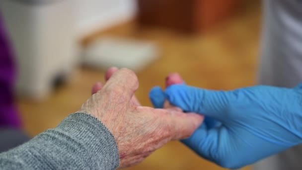 Närbild Läkare Som Använder Glukosmätare Kontrollera Blodsockernivån Från Äldre Patienthand — Stockvideo