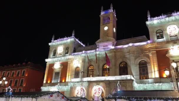 在西班牙的圣诞节期间 瓦拉多利德市政厅在夜间灯火通明 它坐落在城市的主广场上 高质量的4K镜头 — 图库视频影像
