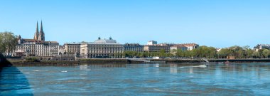 Adour nehrinden Bayonne 'un panoramik manzarası. Bayonne, Fransa. Yüksek kalite fotoğraf