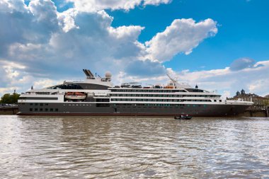 Bordeaux, Fransa - 18 Nisan 2023: Compagnie du Ponant 'ın okyanus yolcu gemileri Fransa' nın Bordeaux şehrinde demirledi. Yüksek kalite fotoğraf