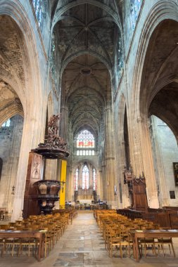 Bordeaux, Fransa - 18 Nisan 2023: Gotik St. Michel Basilika Basilique Saint Michel 'in İçi - 16. Yüzyıl Bordeaux şehir merkezindeki Başmelek Michel' e adanmıştır. Yüksek kalite fotoğraf